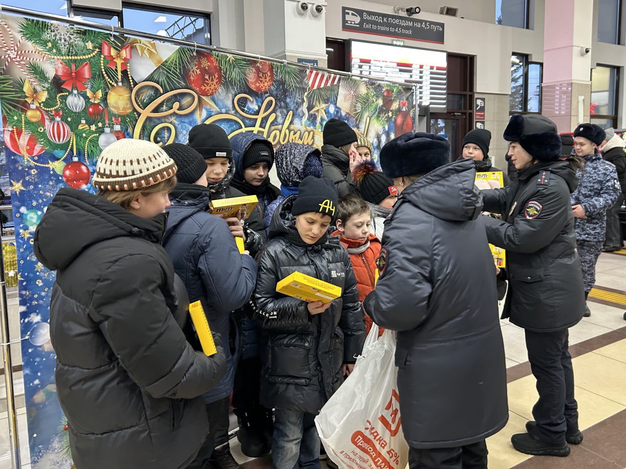 Дед Мороз и его команда продолжают путешествие по городам Сибири Дед Мороз и его команда продолжают путешествие по городам Сибири