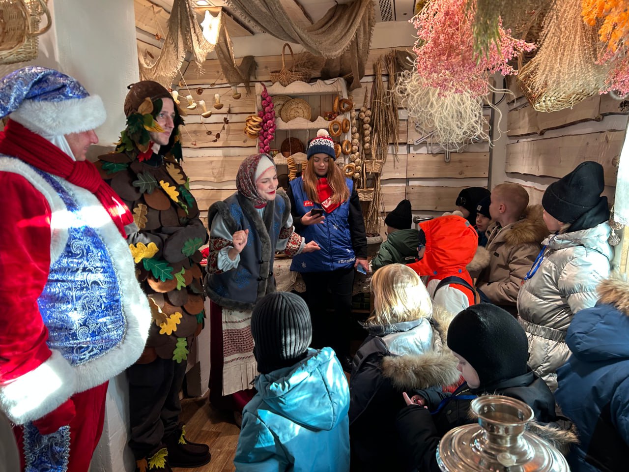 Дед Мороз и его команда продолжают путешествие по городам Сибири Дед Мороз и его команда продолжают путешествие по городам Сибири