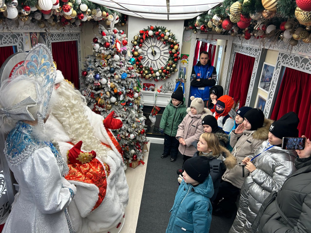 Дед Мороз и его команда продолжают путешествие по городам Сибири Дед Мороз и его команда продолжают путешествие по городам Сибири