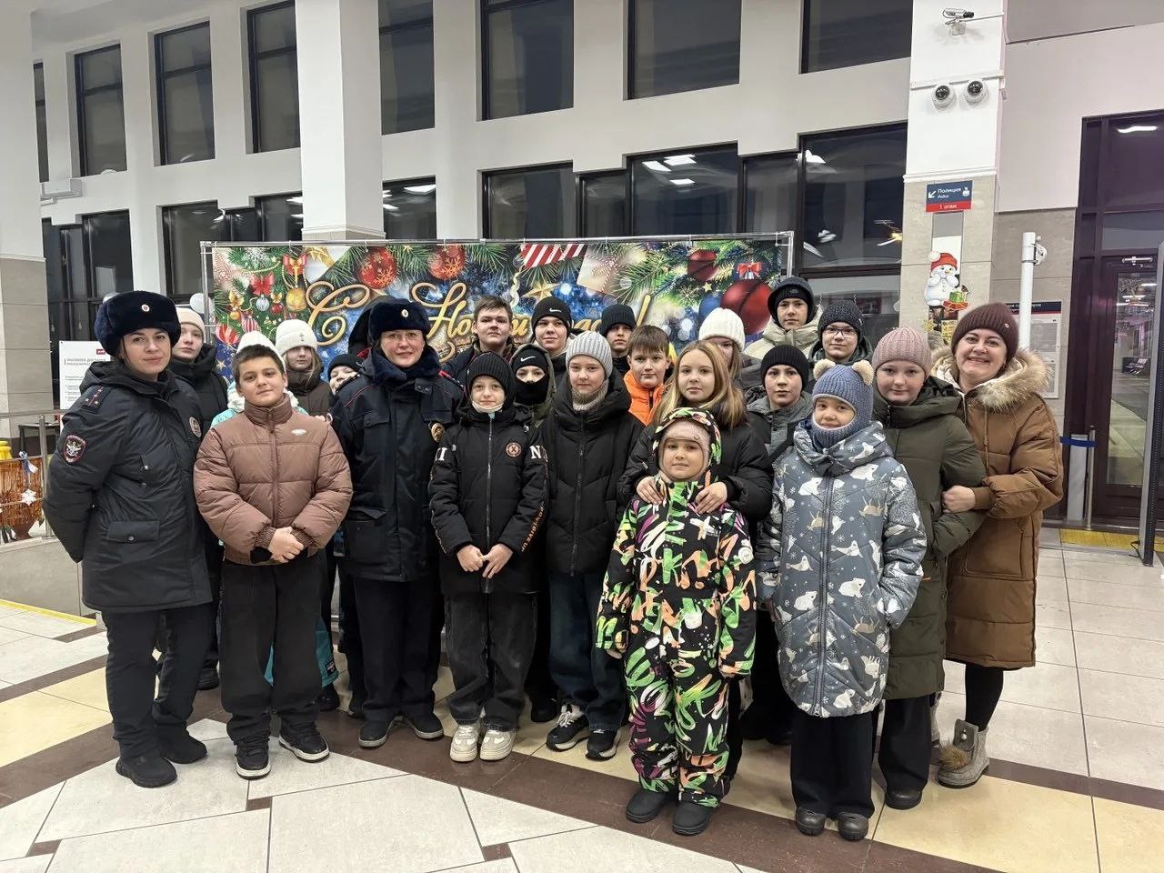 Дед Мороз и его команда продолжают путешествие по городам Сибири Дед Мороз и его команда продолжают путешествие по городам Сибири