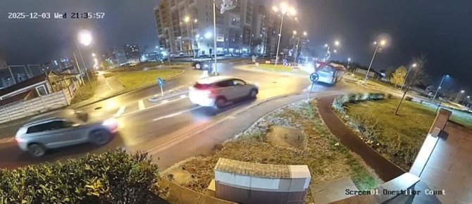 Водитель на легковушке пролетел – буквально – над другими машинами и приземлился на газон