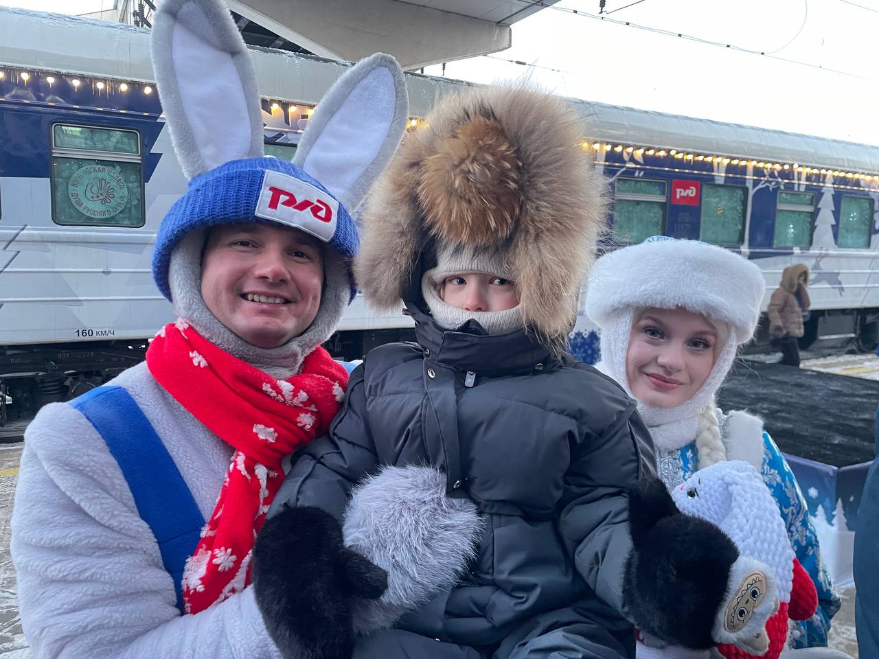 Дед Мороз и его команда продолжают путешествие по городам Сибири Дед Мороз и его команда продолжают путешествие по городам Сибири