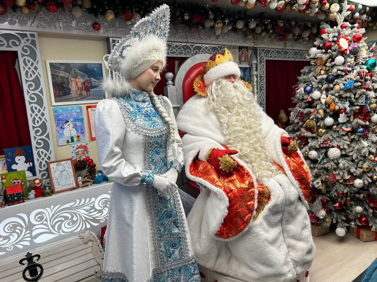 Дед Мороз и его команда продолжают путешествие по городам Сибири Дед Мороз и его команда продолжают путешествие по городам Сибири