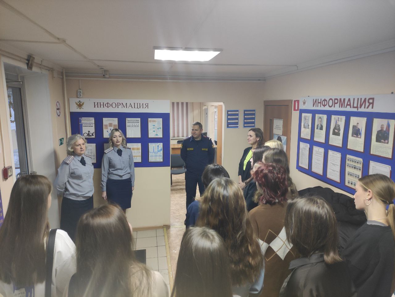 В гостях у сотрудников уголовно-исполнительной инспекции ГУФСИН побывали ученики профильного класса красноярской средней школы №72 с углубленным изучением отдельных предметов имени М.Н. Толстихина В гостях у сотрудников уголовно-исполнительной инспекции ГУФСИН побывали ученики профильного класса красноярской средней школы №72 с углубленным изучением отдельных предметов имени М.Н. Толстихина
