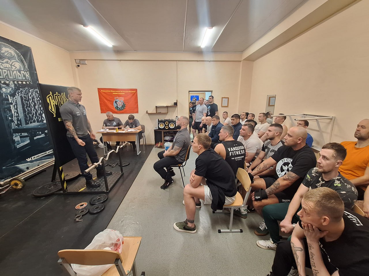 В спортивном зале ИУФИЦ ИК-15 прошел турнир по многоповторному подъему штанги на бицепс