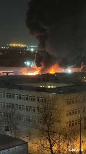 В Красноярске тушат пожар на площади 850 кв. м, пострадавших нет, сообщают информагентства со ссылкой на МЧС региона