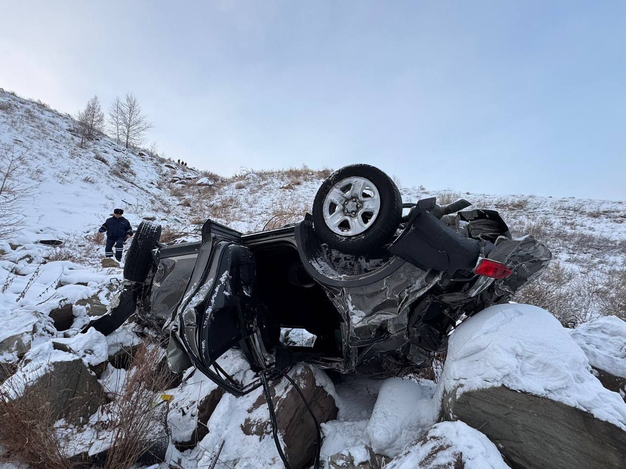 В Тыве машина упала со 150-метрового обрыва В Тыве машина упала со 150-метрового обрыва