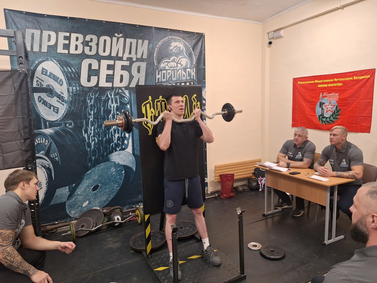 В спортивном зале ИУФИЦ ИК-15 прошел турнир по многоповторному подъему штанги на бицепс В спортивном зале ИУФИЦ ИК-15 прошел турнир по многоповторному подъему штанги на бицепс