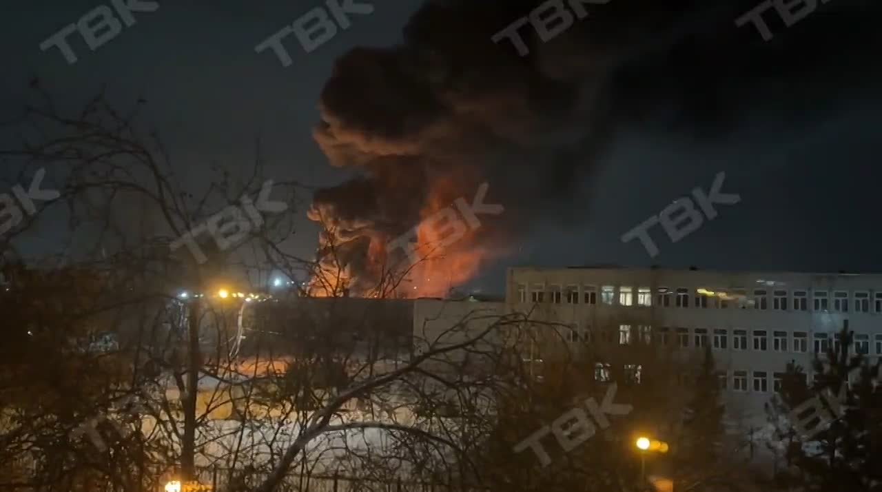Сильный пожар бушует в районе КрасТЭЦ, слышны взрывы