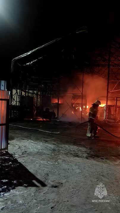 Четыре грузовика сгорели в боксе на Солнечной в Красноярске