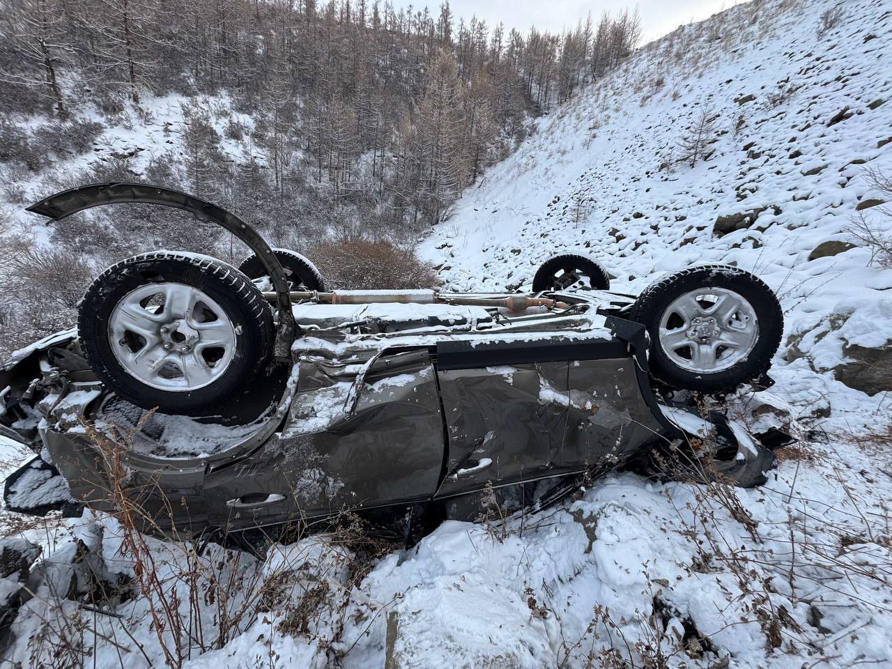 В Тыве машина упала со 150-метрового обрыва В Тыве машина упала со 150-метрового обрыва