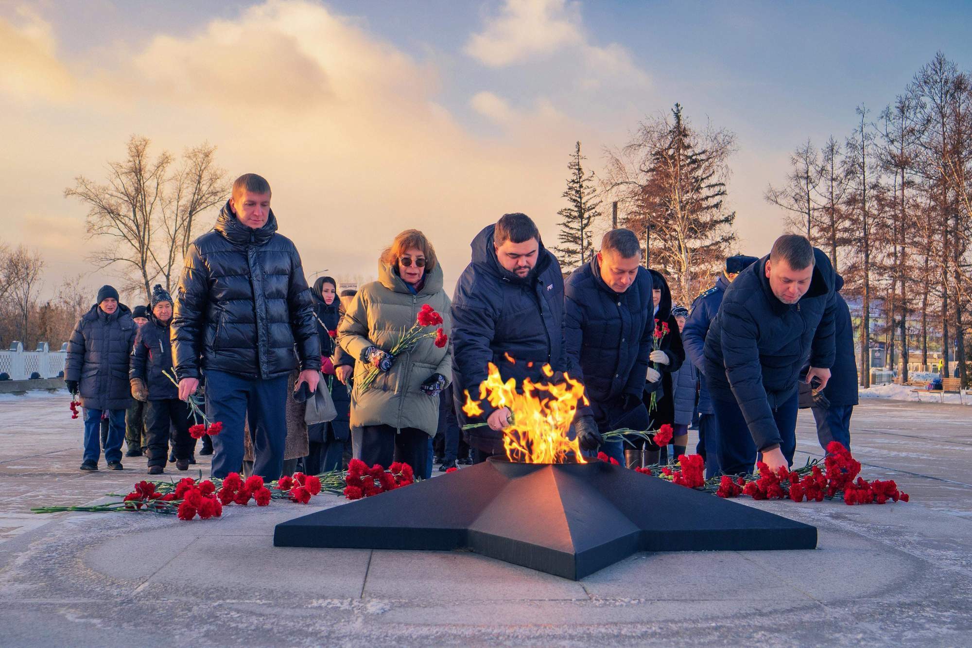 Депутаты городского Совета приняли участие в церемонии возложения венка и цветов к Вечному огню на Мемориале Победы Депутаты городского Совета приняли участие в церемонии возложения венка и цветов к Вечному огню на Мемориале Победы