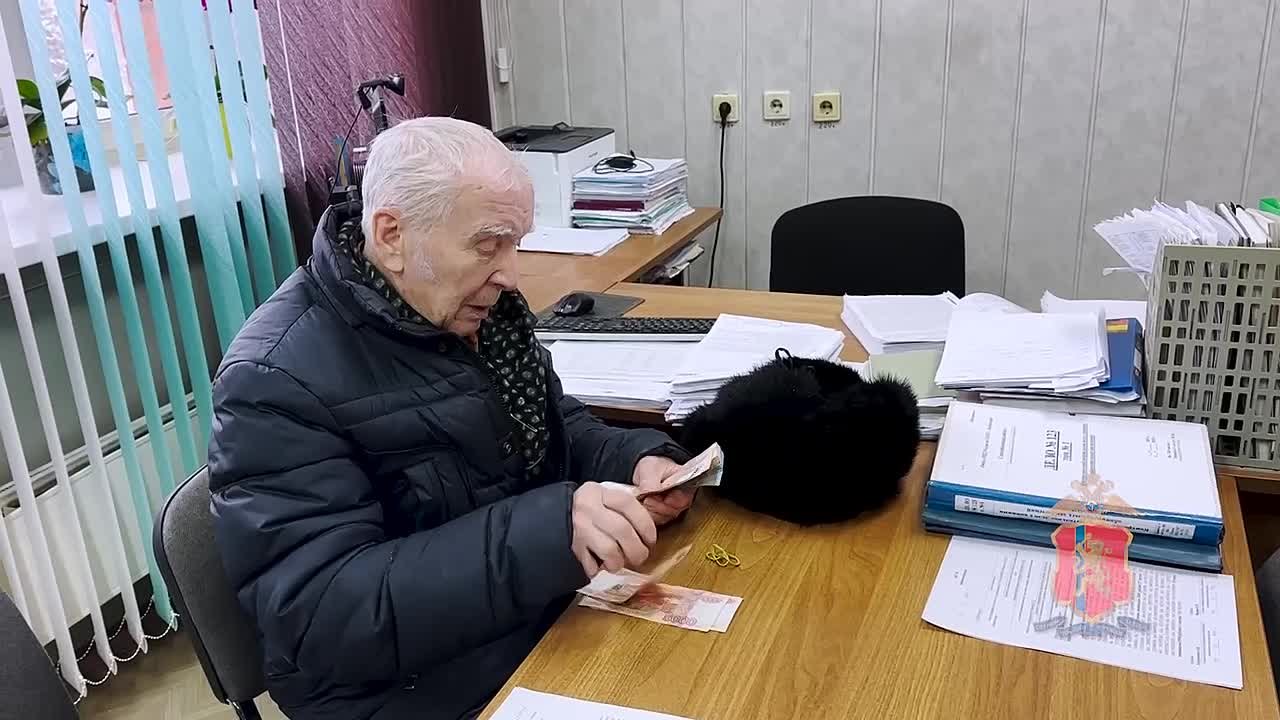 В Зеленогорске полицейские вернули пенсионеру деньги, переданные мошенникам