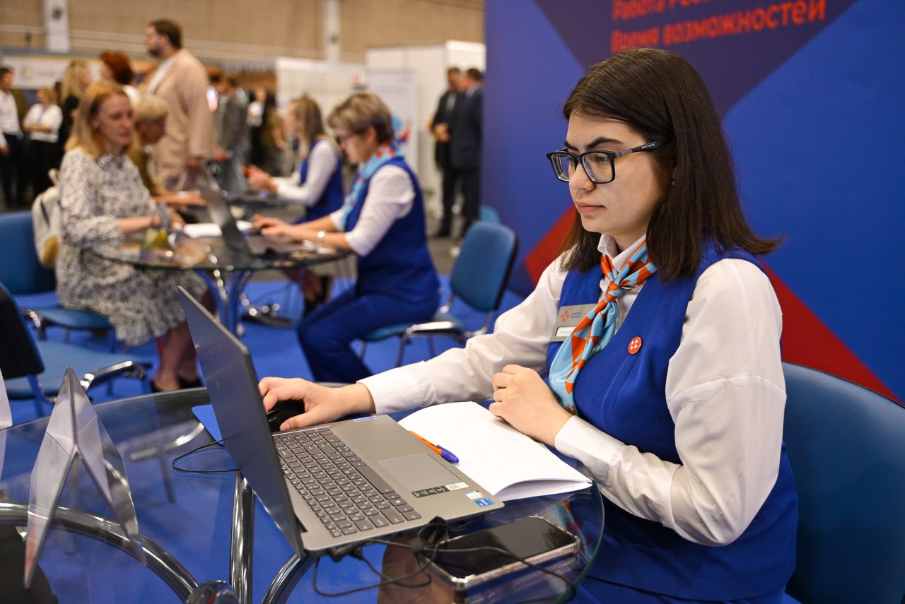 С начала года краевая служба занятости помогла предприятиям оборонно-промышленного комплекса закрыть 6 000 вакансий