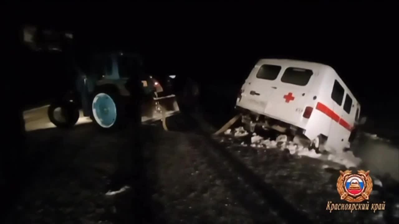 В Назаровском округе экипаж ДПС выручил бригаду скорой помощи, оказавшуюся в снежном плену
