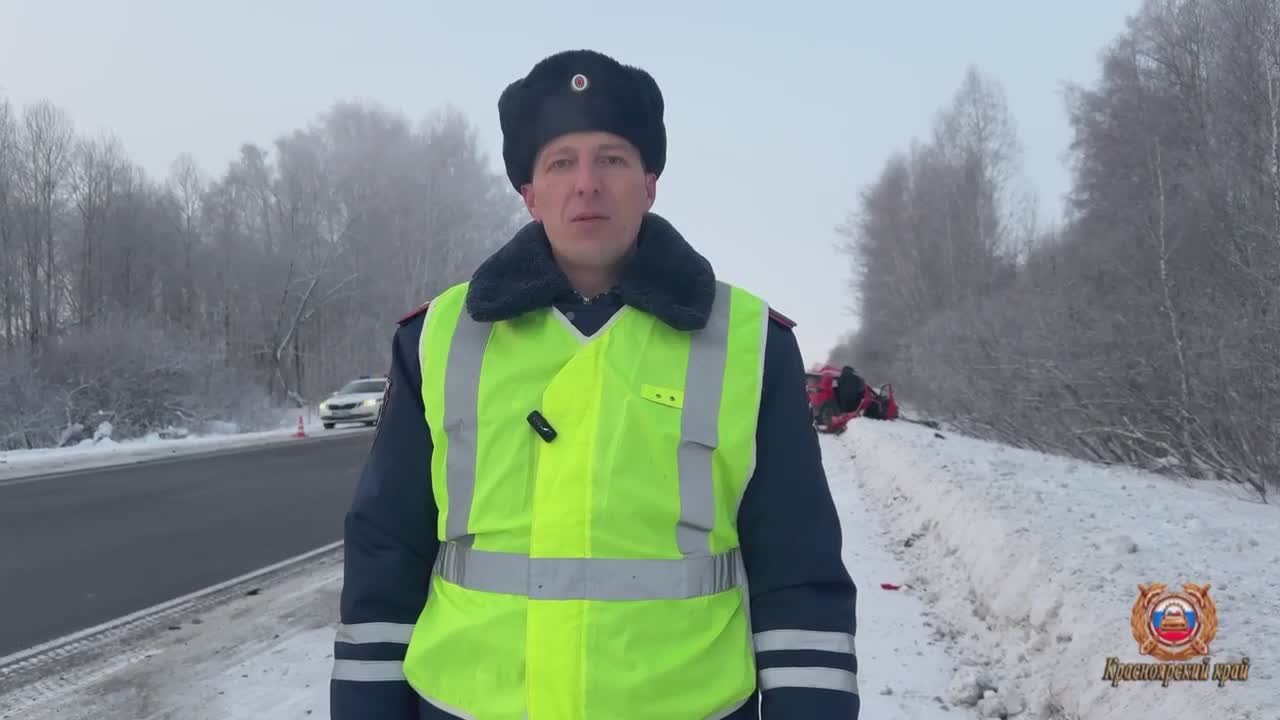 Сотрудники полиции продолжают работать на месте ДТП в Боготольском округе с участием заказного автобуса