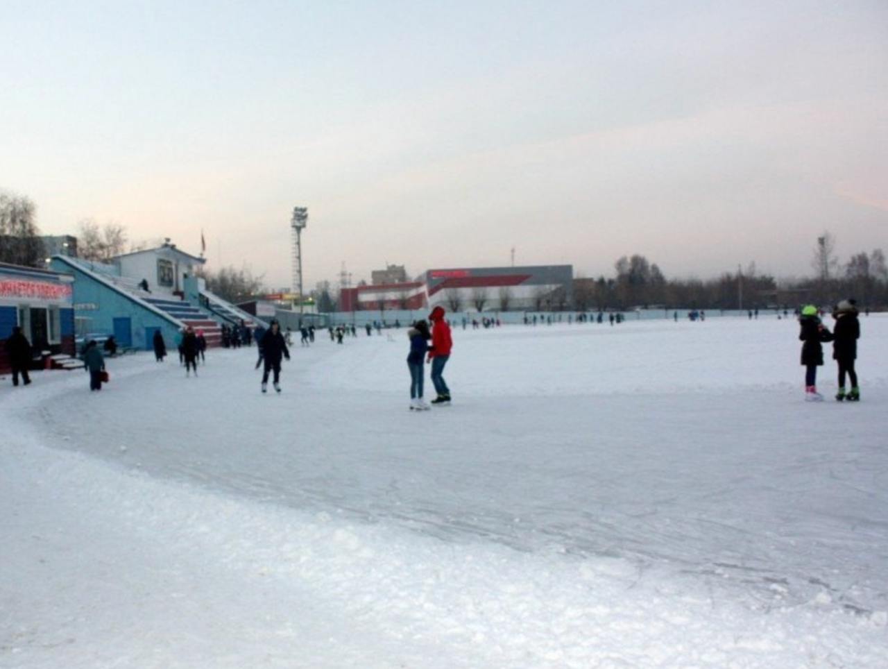 В Красноярске заработал бюджетный каток в ж/д районе