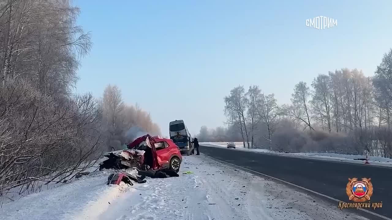 Автомобиль Volkswagen выехал на встречную полосу и столкнулся с автобусом на трассе в Красноярском крае, сообщает МВД
