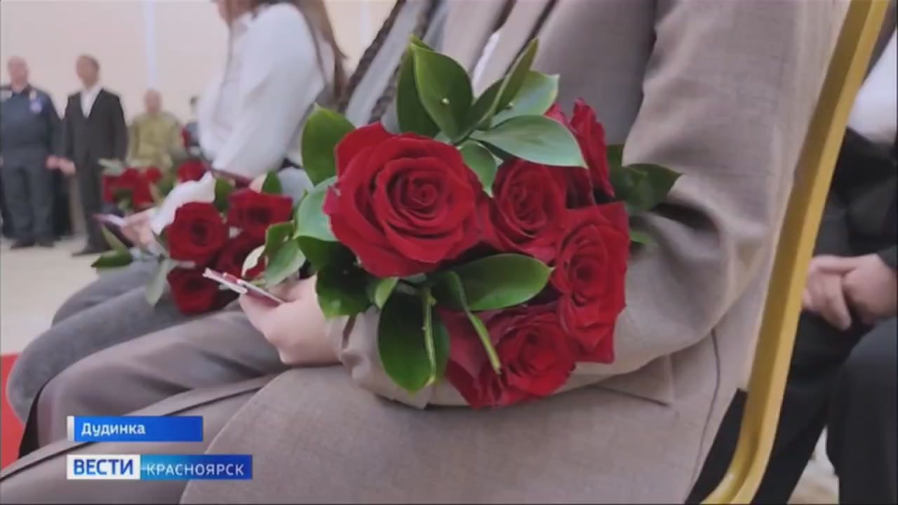 В Дудинке передали родным награды погибших бойцов СВО