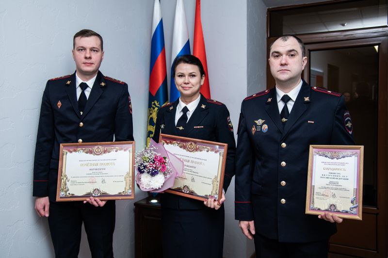 Начальник ГУ МВД России по Красноярскому краю Александр Соловьёв вручил ведомственные награды наиболее отличившимся сотрудникам органов внутренних дел