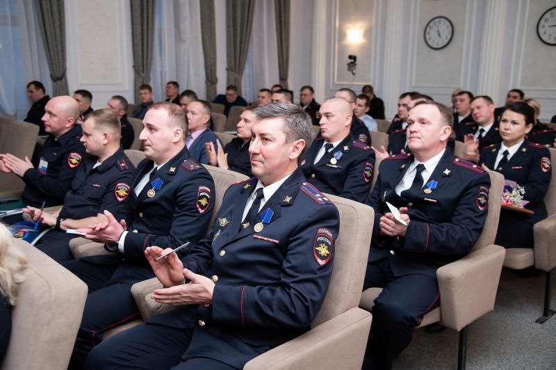 Начальник ГУ МВД России по Красноярскому краю Александр Соловьёв вручил ведомственные награды наиболее отличившимся сотрудникам органов внутренних дел Начальник ГУ МВД России по Красноярскому краю Александр Соловьёв вручил ведомственные награды наиболее отличившимся сотрудникам органов внутренних дел