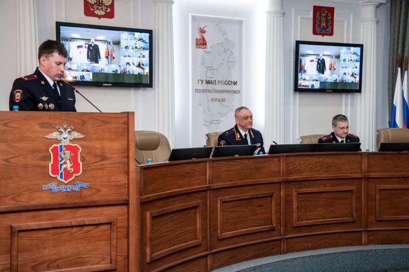 Начальник ГУ МВД России по Красноярскому краю Александр Соловьёв вручил ведомственные награды наиболее отличившимся сотрудникам органов внутренних дел Начальник ГУ МВД России по Красноярскому краю Александр Соловьёв вручил ведомственные награды наиболее отличившимся сотрудникам органов внутренних дел