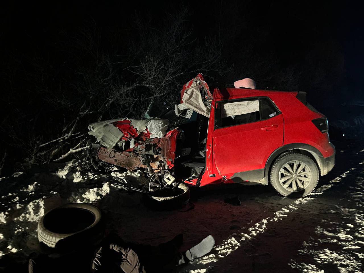 Легковушка взрезалась в пассажирский автобус в Боготольском районе: есть погибшие