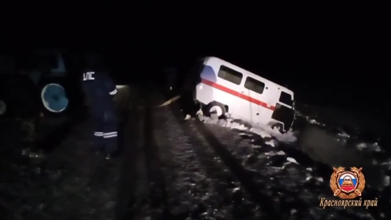 Машину скорой с пациентом трактором вытянули из снега на трассе в крае