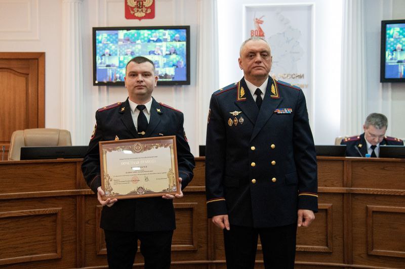 Начальник ГУ МВД России по Красноярскому краю Александр Соловьёв вручил ведомственные награды наиболее отличившимся сотрудникам органов внутренних дел Начальник ГУ МВД России по Красноярскому краю Александр Соловьёв вручил ведомственные награды наиболее отличившимся сотрудникам органов внутренних дел