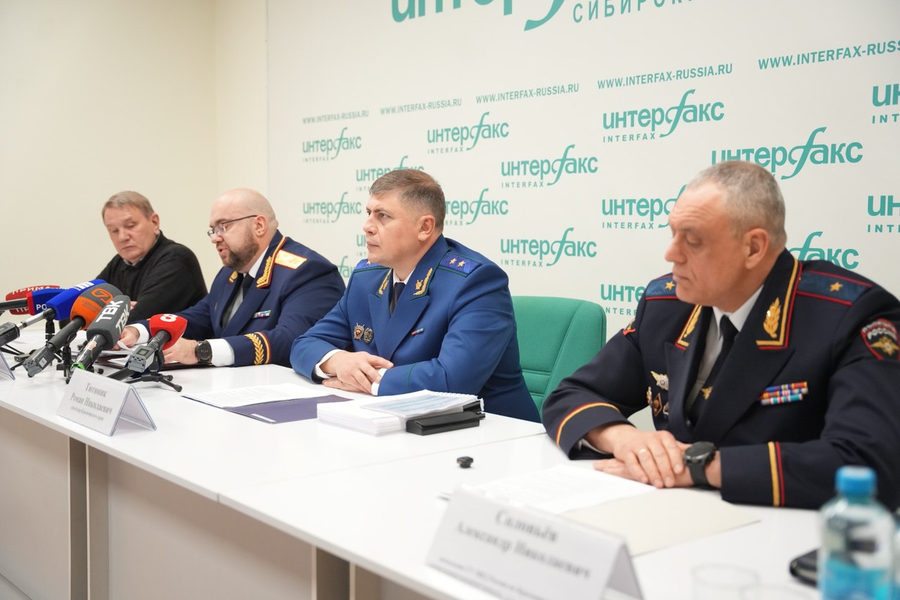 «Замещая государственную должность, чиновник должен осознавать приоритет государственных интересов. Если приоритеты расставлены неверно – к такому чиновнику обязательно придет прокурор»,— сказал на пресс-конференции прокурор