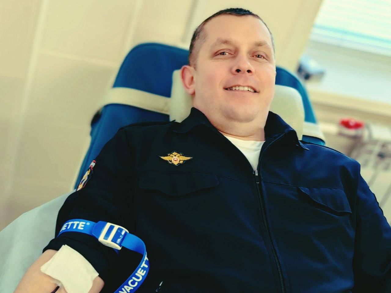Герои среди нас: ачинские полицейские стали донорами крови в преддверии Дня Героев Отечества Герои среди нас: ачинские полицейские стали донорами крови в преддверии Дня Героев Отечества