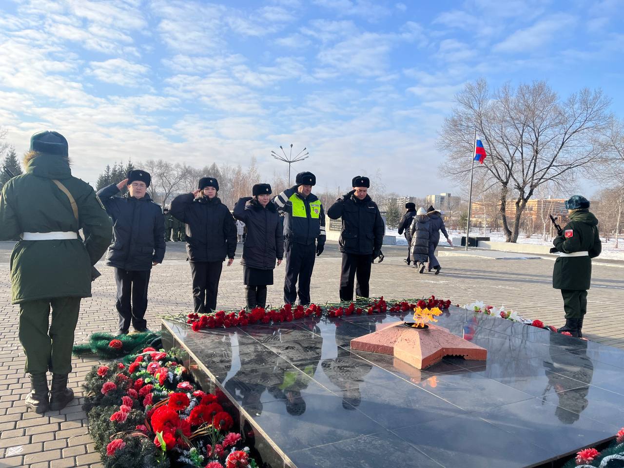 Несмотря на сибирские морозы — память жива в наших сердцах! В День Героев Отечества в Ачинске и Минусинске почтили память защитников Родины