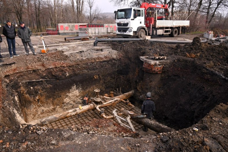 #ЛНР #восстановление. Красноярские строители в Свердловском муниципальном округе (ЛНР) ремонтируют участок водовода, расположенный от переулка Барбюса до улицы Барбюса #ЛНР #восстановление. Красноярские строители в Свердловском муниципальном округе (ЛНР) ремонтируют участок водовода, расположенный от переулка Барбюса до улицы Барбюса