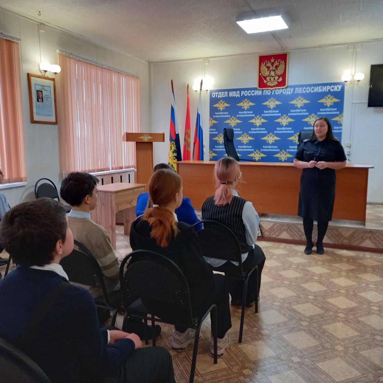 Навстречу профессии: школьники Красноярского края знакомятся со службой в полиции Навстречу профессии: школьники Красноярского края знакомятся со службой в полиции