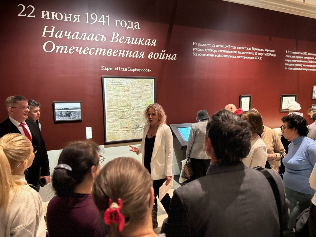 Учитель из Красноярска провела экскурсию по выставке «Великая Победа: Россия — моя история» Учитель из Красноярска провела экскурсию по выставке «Великая Победа: Россия — моя история»