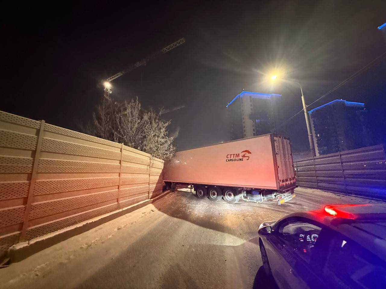 В Красноярске грузовик снес металлическое ограждение В Красноярске грузовик снес металлическое ограждение