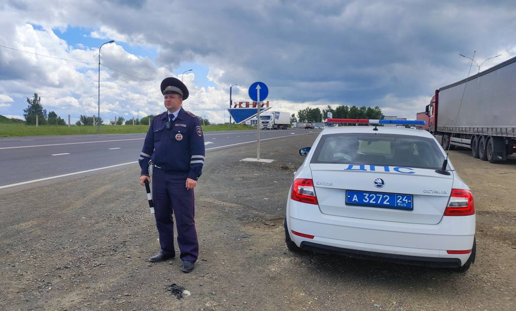 «Сим-сим, откройся! Сим-сим, закройся!»: канские полицейские привлекли к ответственности дальнобойщика, скрывающего госномера
