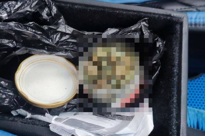 В Ачинске местная жительница пыталась спрятать наркотики в банку из-под икры