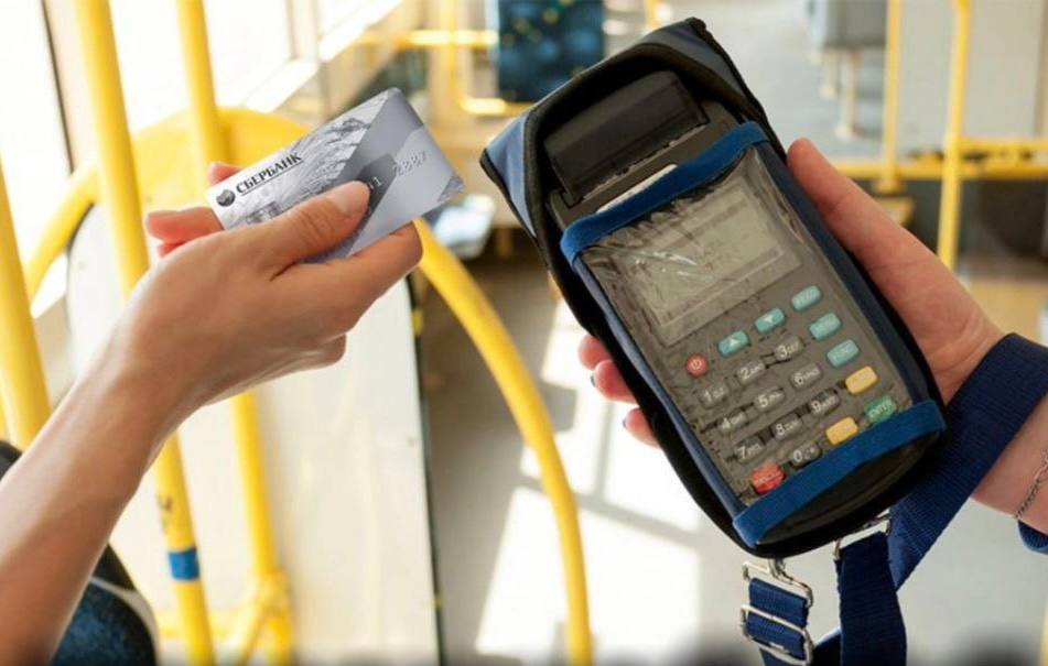 В красноярском общественном транспорте произошел сбой: оплата картой невозможна