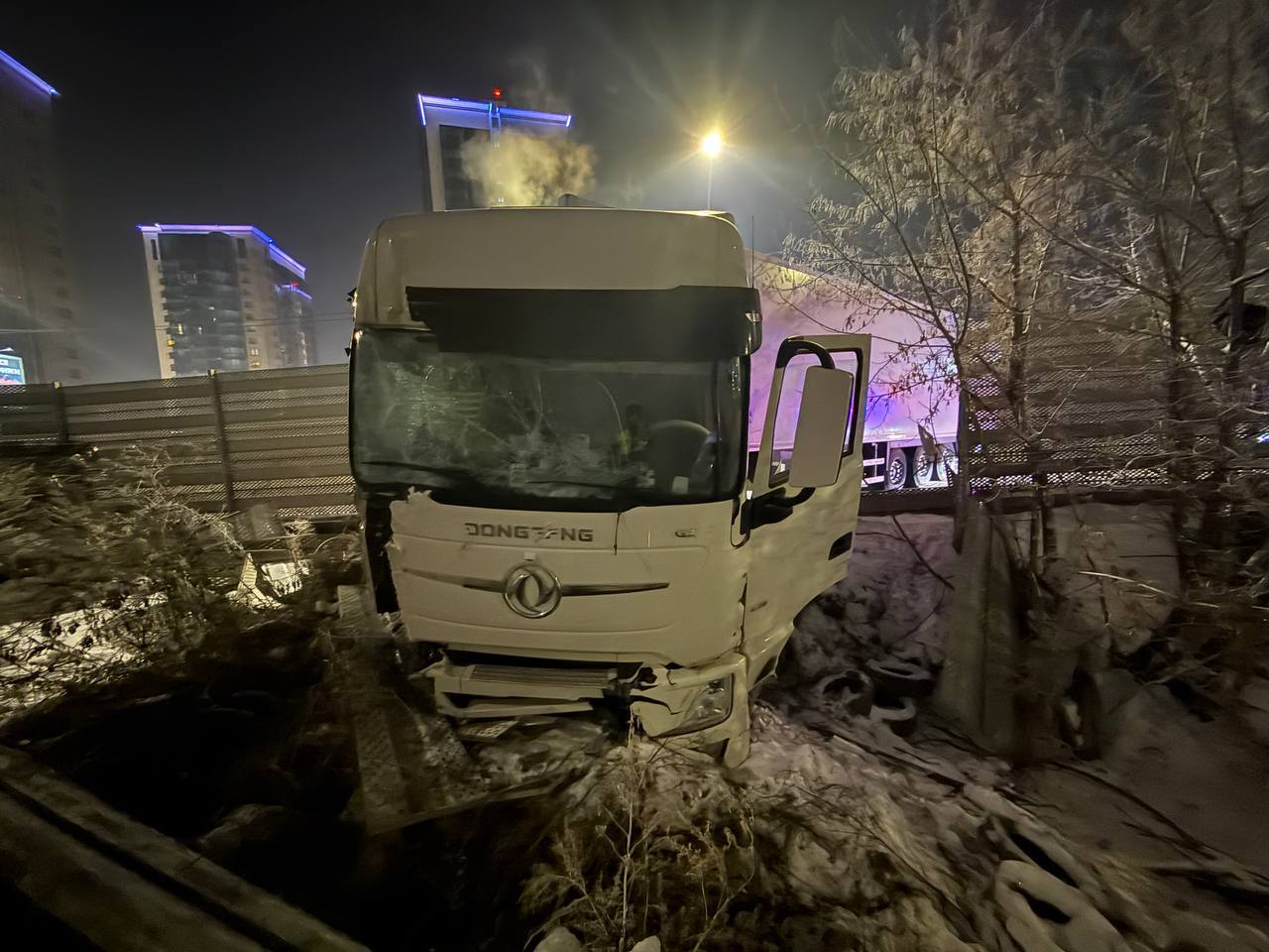 Фура влетела в ограждение на ул. Авиаторов в Красноярска и стала причиной утренних пробок длиной в несколько километров