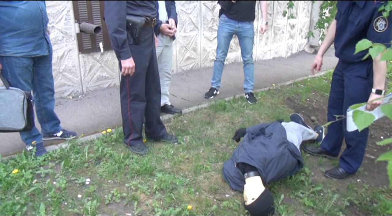 Перед судом предстанут двое красноярцев, которые выбросили из окна 19-летнюю мать ребенка-инвалида Перед судом предстанут двое красноярцев, которые выбросили из окна 19-летнюю мать ребенка-инвалида