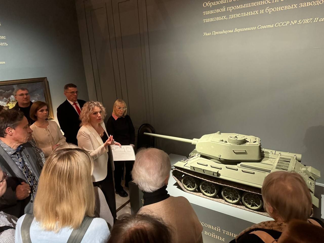 Учитель из Красноярска провела экскурсию по выставке «Великая Победа: Россия — моя история»