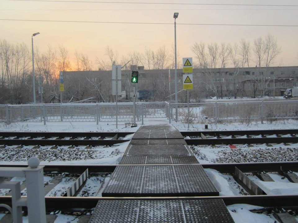 В Красноярске мужчина перебегал железнодорожные пути и попал под поезд