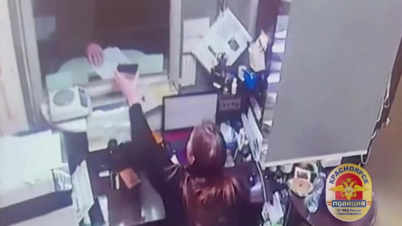 В Красноярске полицейские доказали вину сотрудницы комиссионного магазина и ее сообщника за хищение 2,2 млн рублей