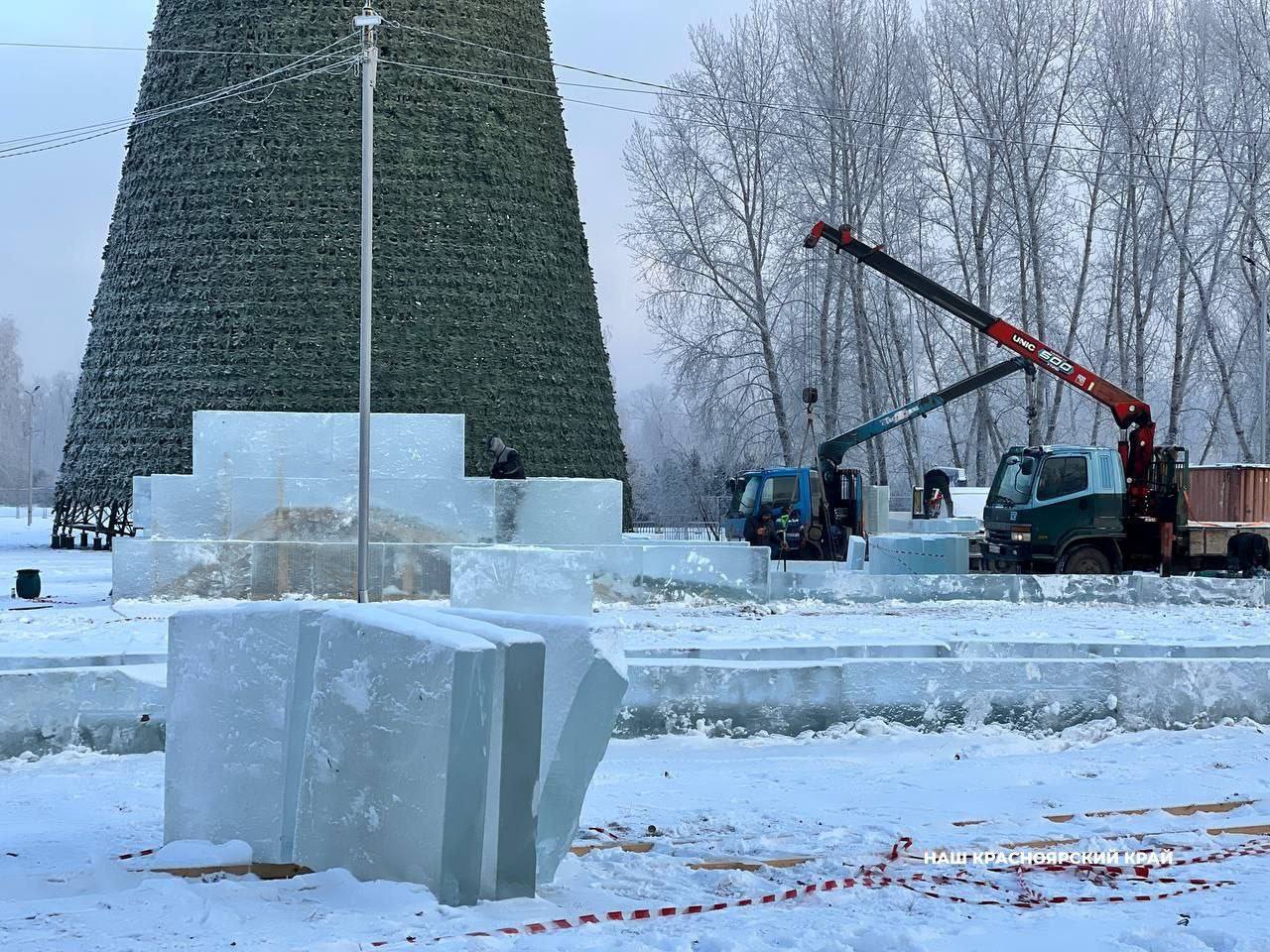 Главная ёлка Красноярска уже появилась на Татышева! Главная ёлка Красноярска уже появилась на Татышева!