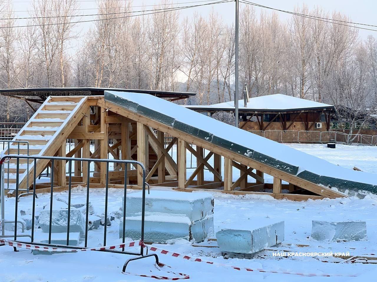 Главная ёлка Красноярска уже появилась на Татышева! Главная ёлка Красноярска уже появилась на Татышева!