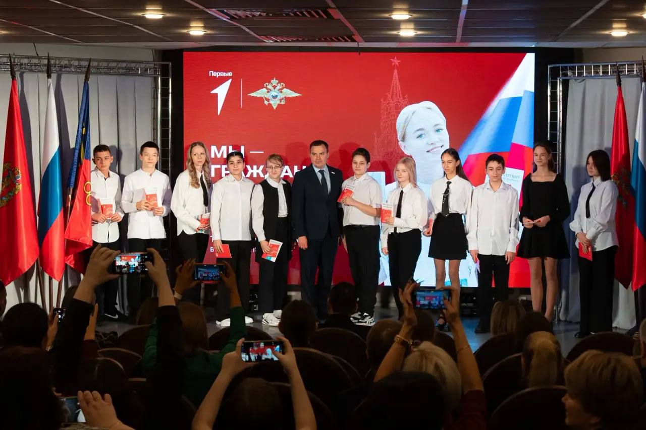 Дмитрий Карасёв: Сегодня, накануне Дня Конституции, торжественно вручили паспорта 28 юным норильчанам Дмитрий Карасёв: Сегодня, накануне Дня Конституции, торжественно вручили паспорта 28 юным норильчанам