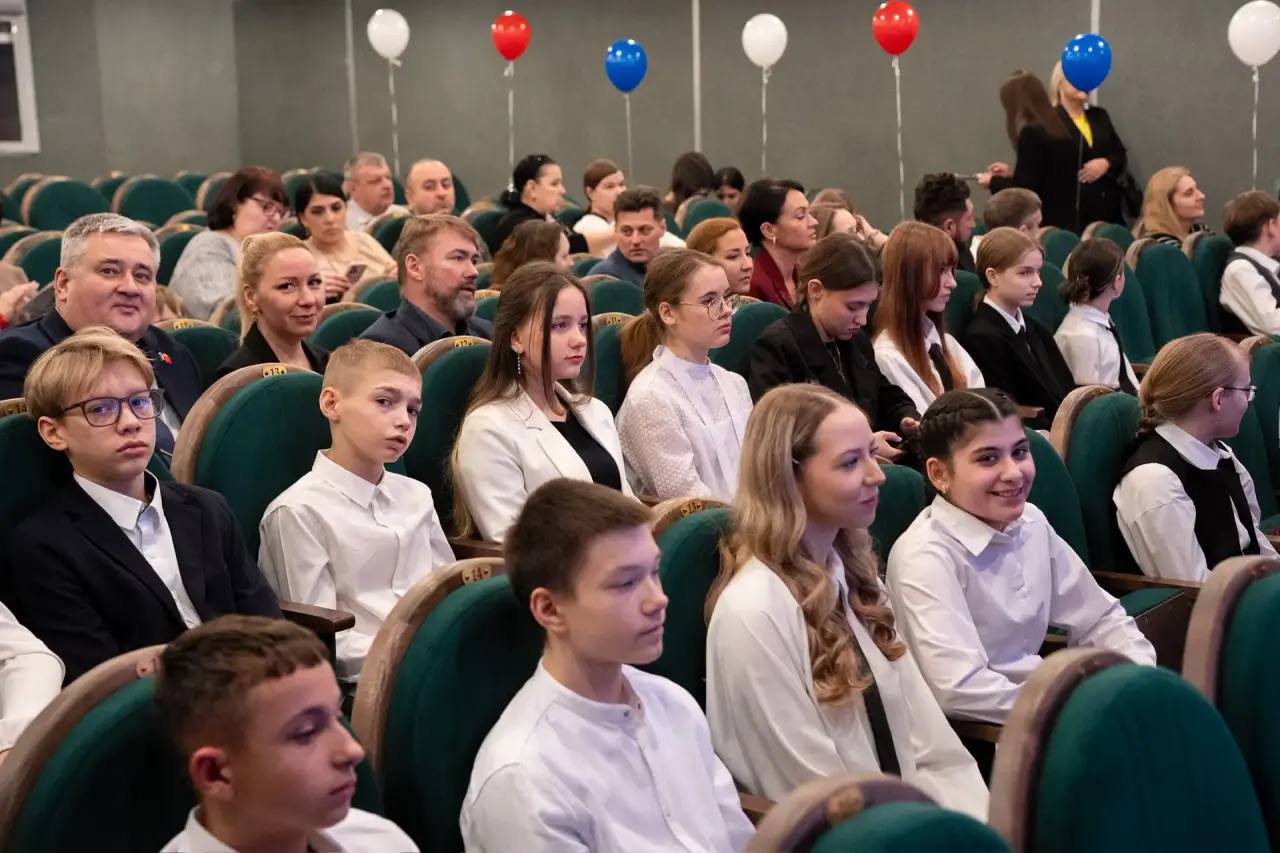 Дмитрий Карасёв: Сегодня, накануне Дня Конституции, торжественно вручили паспорта 28 юным норильчанам Дмитрий Карасёв: Сегодня, накануне Дня Конституции, торжественно вручили паспорта 28 юным норильчанам