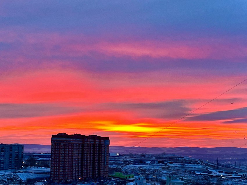 Красноярцы поделились фото огненного рассвета