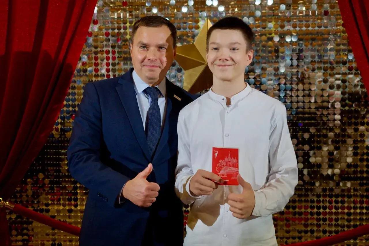 Дмитрий Карасёв: Сегодня, накануне Дня Конституции, торжественно вручили паспорта 28 юным норильчанам Дмитрий Карасёв: Сегодня, накануне Дня Конституции, торжественно вручили паспорта 28 юным норильчанам